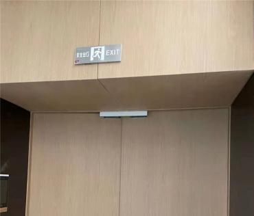 售樓部裝飾貼膜施工案例解析—PVC木紋膜防火門貼膜技巧