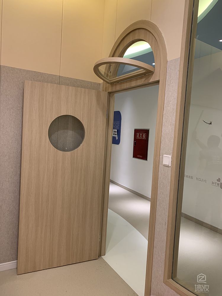 藝術培訓學校木紋膜使用案例展示-PVC裝飾貼膜