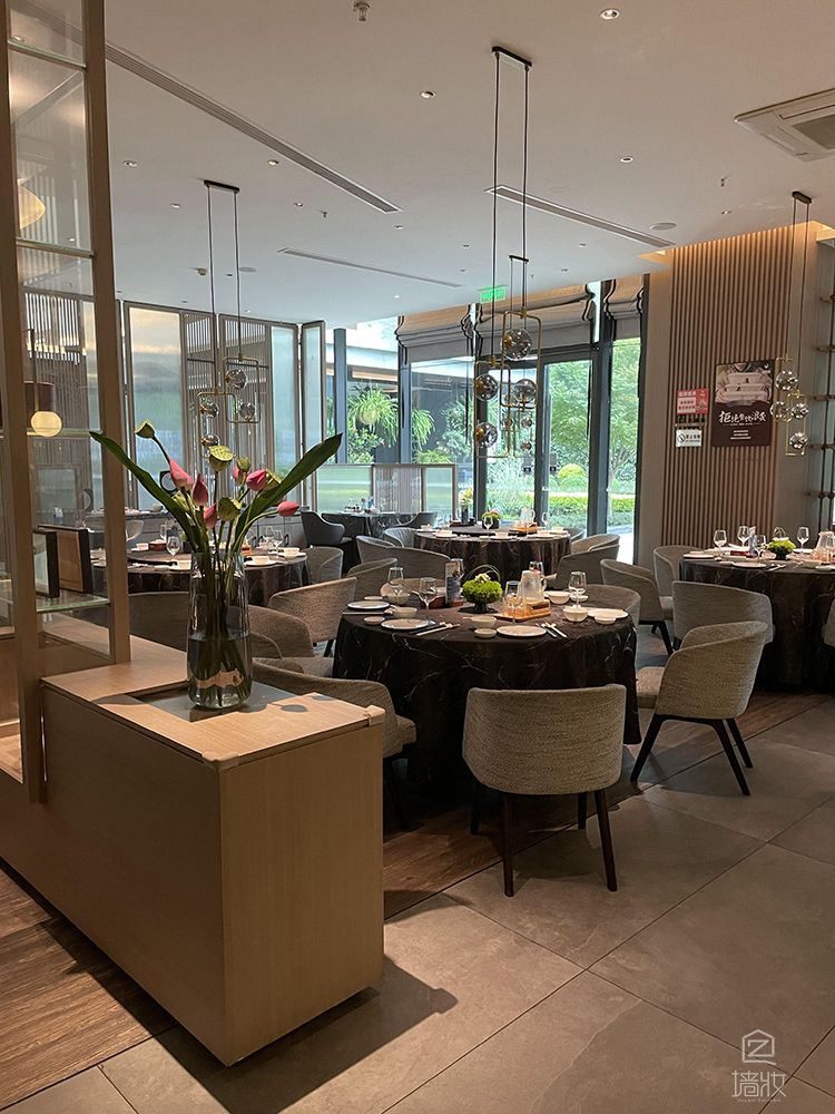 中高端餐廳使用裝飾貼膜lg木紋膜場(chǎng)景實(shí)拍——pvc裝飾貼膜木